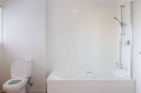 Photo of property in 4/77 Old Lake Road, Narrow Neck, Auckland, 0624