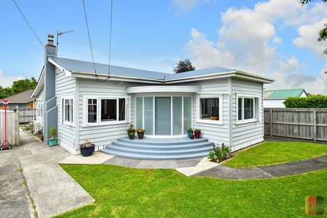 Photo of property in 16 Graham Road, Conifer Grove, Takanini, 2112