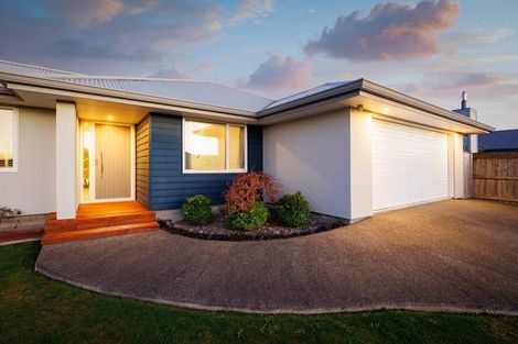 Photo of property in 6 Atlantic Drive, Fitzherbert, Palmerston North, 4410