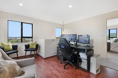 Photo of property in 26 Black Teal Close, Unsworth Heights, Auckland, 0632