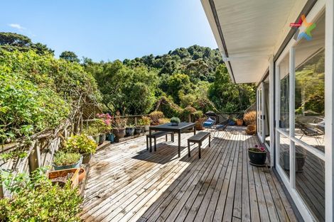 Photo of property in 12 Whiorau Grove, Lowry Bay, Lower Hutt, 5013