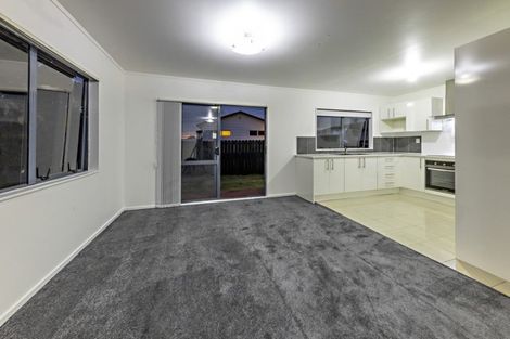 Photo of property in 28 Barneys Farm Road, Clendon Park, Auckland, 2103