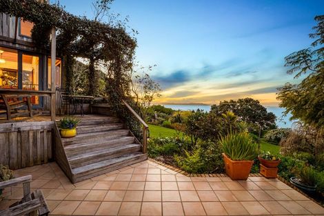 Photo of property in 28 The Crescent, Tindalls Beach, Whangaparaoa, 0930