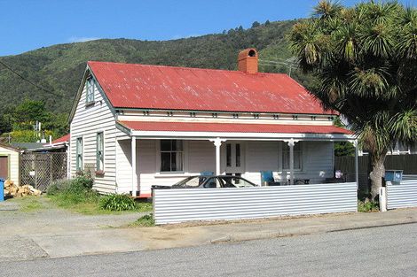 Photo of property in 10 Market Street, Picton, 7220