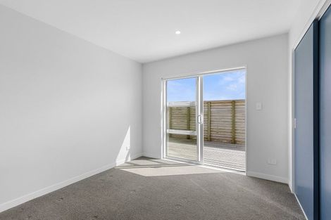 Photo of property in 5a Balmain Street, Newlands, Wellington, 6037