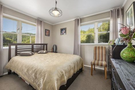 Photo of property in 82 Wyndham Road, Pinehaven, Upper Hutt, 5019