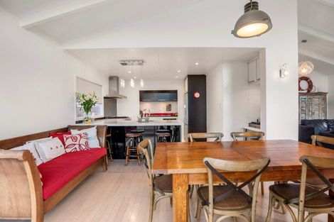 Photo of property in 84 Marine Parade, Mellons Bay, Auckland, 2014