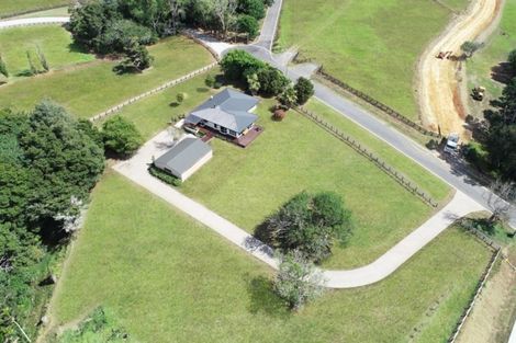 Photo of property in 21 Bush Road, Waiatarua, Auckland, 0604