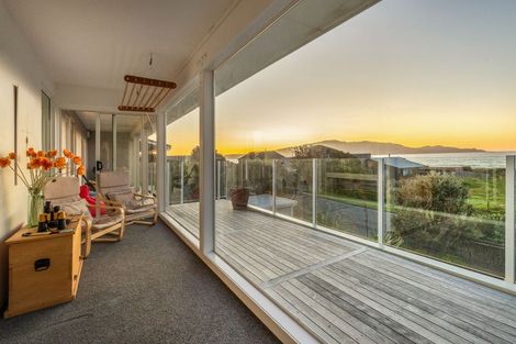 Photo of property in 8 Ara Kuaka, Waikanae Beach, Waikanae, 5036