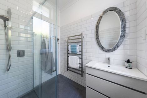 Photo of property in 2/104 Stanley Point Road, Stanley Point, Auckland, 0624