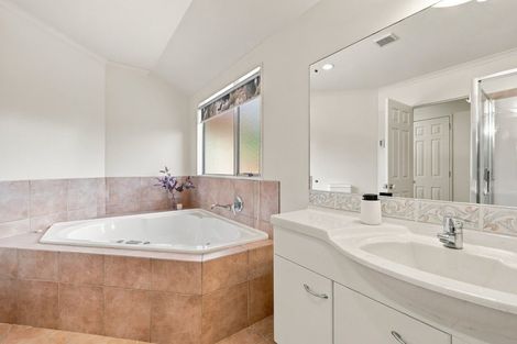Photo of property in 6 San Ambrosio Rise, Henderson, Auckland, 0612