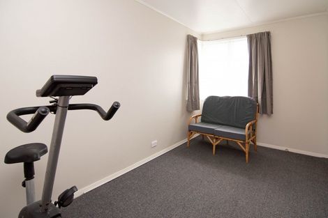 Photo of property in 18 Montrose Place, Takaro, Palmerston North, 4412