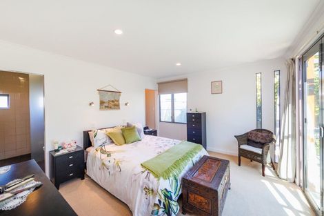 Photo of property in 16 Royal Oak Drive, Kelvin Grove, Palmerston North, 4414
