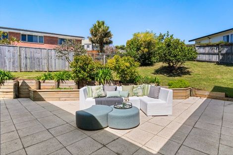 Photo of property in 15 Pickwick Parade, Mellons Bay, Auckland, 2014