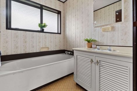 Photo of property in 30 Gibbons Road, Weymouth, Auckland, 2103