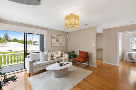 Photo of property in 1/27 Peach Road, Glenfield, Auckland, 0629