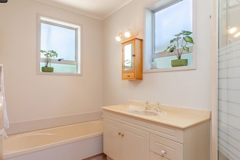 Photo of property in 32 Seaview Crescent, Picton, 7220