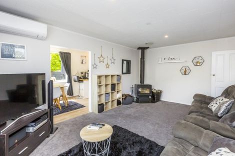 Photo of property in 16 Omaha Grove, Totara Park, Upper Hutt, 5018