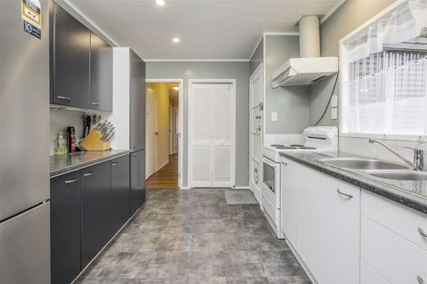 Photo of property in 1/40 Kingsclere Place, Goodwood Heights, Auckland, 2105