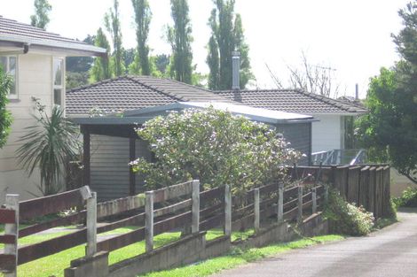 Photo of property in 43 Staincross Street, Green Bay, Auckland, 0604