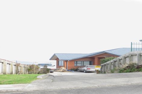 Photo of property in 8 Tamworth Crescent, Newlands, Wellington, 6037