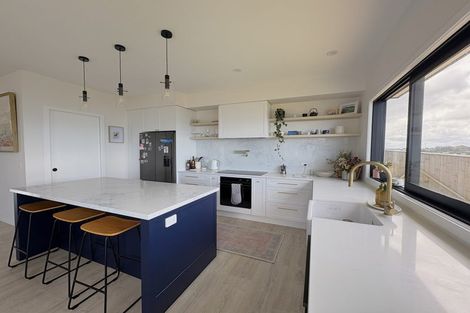 Photo of property in 37 Boeing Way, Newlands, Wellington, 6037