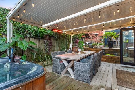 Photo of property in 1/6 Oystergrove Road, West Harbour, Auckland, 0618