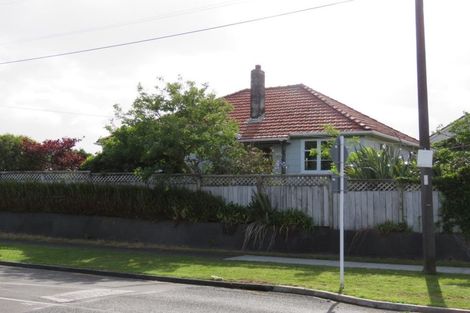 Photo of property in 62 Omata Road, Marfell, New Plymouth, 4310