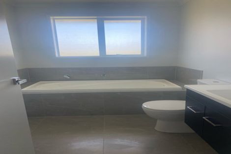 Photo of property in 28 Te Piriti Road, One Tree Point, 0118