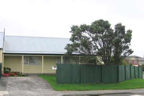 Photo of property in 2 Ladbrooke Drive, Newlands, Wellington, 6037