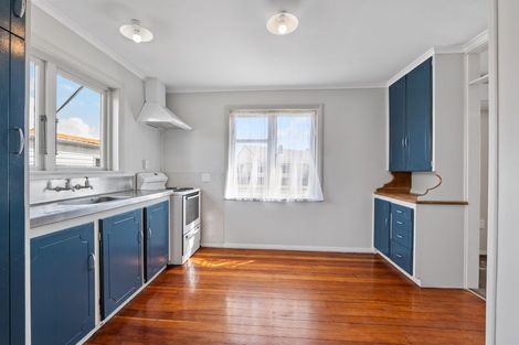 Photo of property in 4 Holford Street, Westown, New Plymouth, 4310