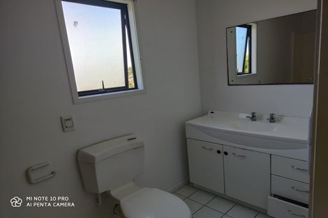 Photo of property in 23 Leiden Place, Totara Vale, Auckland, 0629