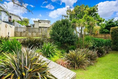 Photo of property in 72 Matipo Road, Mairangi Bay, Auckland, 0630