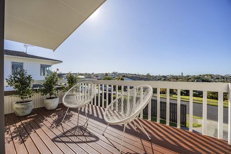 Photo of property in 13 Knightsbridge Drive, Forrest Hill, Auckland, 0620