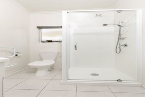 Photo of property in 6 Brashier Circle, Sunnyvale, Auckland, 0612