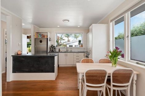 Photo of property in 10 Edgerton Road, Te Atatu Peninsula, Auckland, 0610