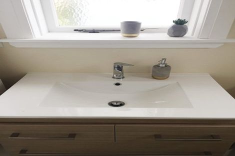 Photo of property in 19 Harbour View Road, Northland, Wellington, 6012