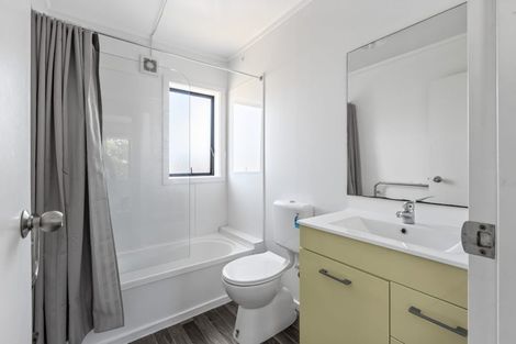 Photo of property in 2/5 John Jennings Drive, Oteha, Auckland, 0632