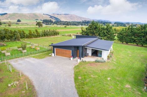 Photo of property in 32 Tokomaru Road East, Tokomaru, Palmerston North, 4474