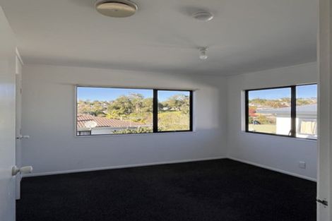 Photo of property in 1 Loughanure Place, Massey, Auckland, 0614