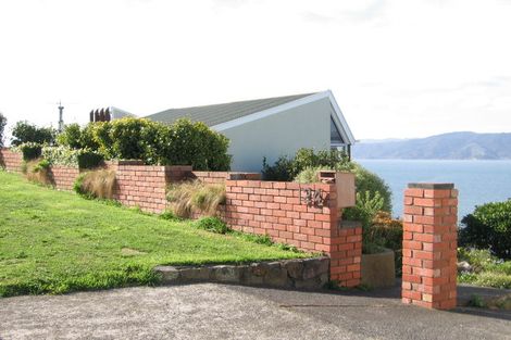 Photo of property in 124 Nevay Road, Karaka Bays, Wellington, 6022