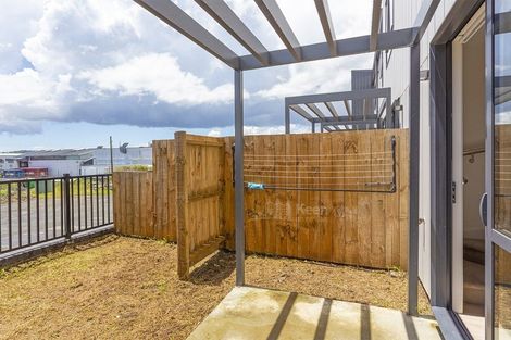 Photo of property in 8 Dorothy Thorpe Way, New Lynn, 0600