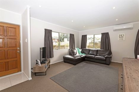 Photo of property in 3 Lori Place, Massey, Auckland, 0614