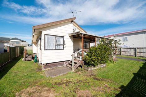 Photo of property in 17 Pukeroa Place, Papakura, 2110