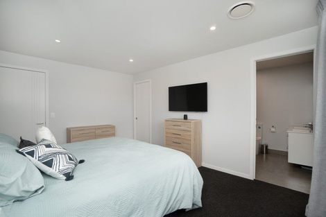 Photo of property in 76 Johnstone Drive, Fitzherbert, Palmerston North, 4410