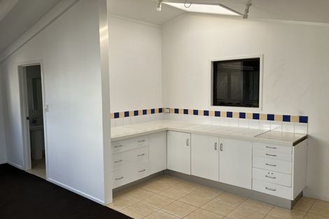 Photo of property in 2/17a Hillcrest Avenue, Hillcrest, Auckland, 0627