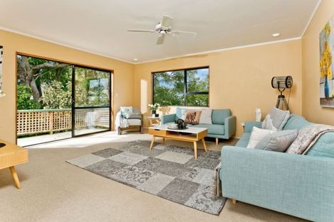 Photo of property in 2/21 Greenvalley Rise, Glenfield, Auckland, 0629