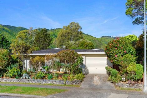 Photo of property in 28 Rewarewa Crescent, Waikanae, 5036