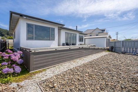 Photo of property in 246 Marine Parade, Bluff, 9814