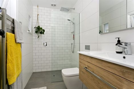 Photo of property in 1/58 Hillcrest Avenue, Hillcrest, Auckland, 0627